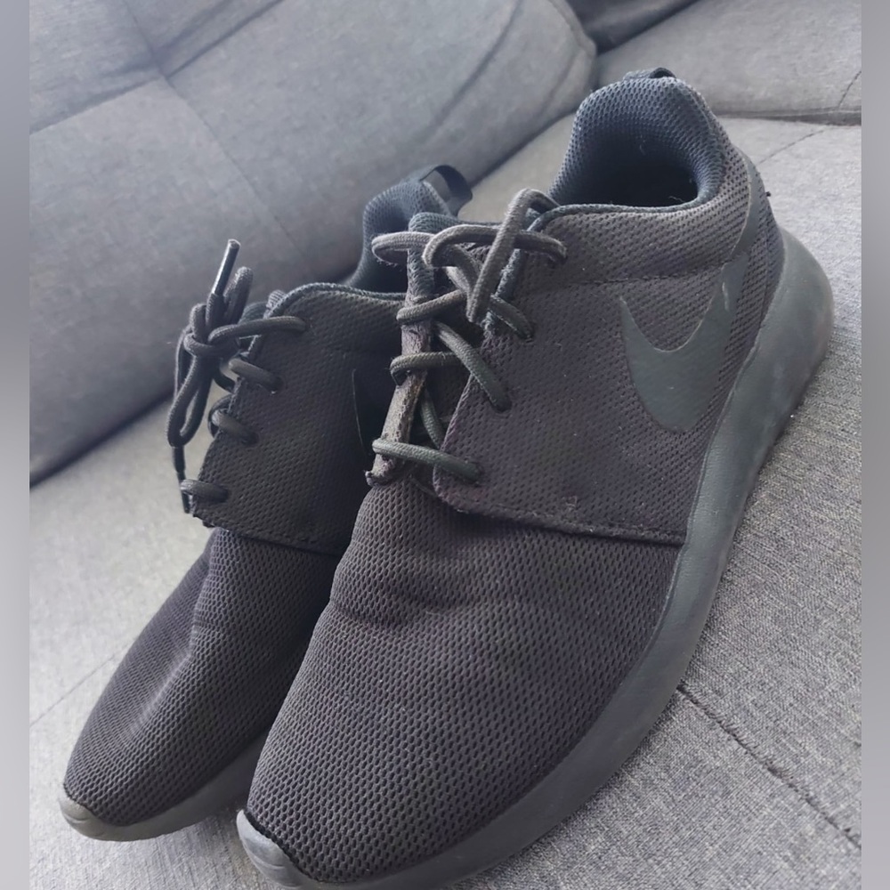 Nike sneakers they need to be glued in the front part size 7 black